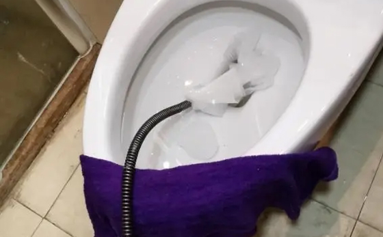 阿荣马桶疏通